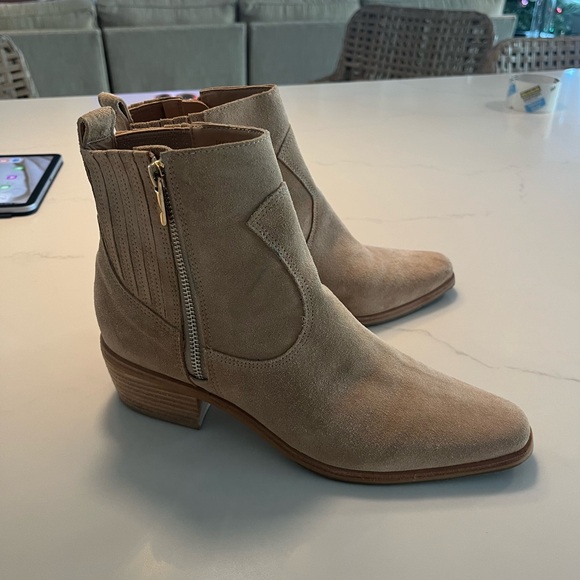 Donald Pliner size 8.5 tan ankle boots with gold hardware - Picture 2 of 6